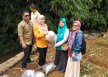 Pemerintah Desa Cikembang Melalui Dinas Perikanan Melaksanakan Penaburan Benih Ikan di Sungai Cicurug