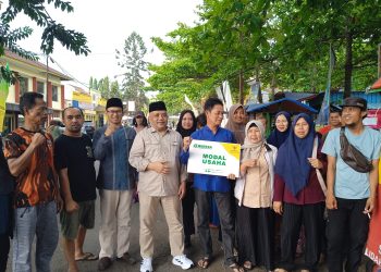 Belasan Pedagang GOR Cisaat Sumringah, Dapat Bantuan Modal Usaha Dari Baznas Kab. Sukabumi