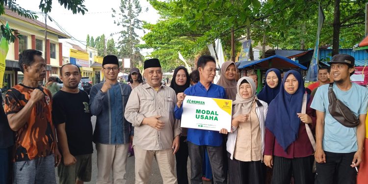 Belasan Pedagang GOR Cisaat Sumringah, Dapat Bantuan Modal Usaha Dari Baznas Kab. Sukabumi