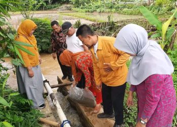 Dinas Perikanan Kab. Sukabumi Tebar Ribuan Bibit Ikan Nilem di Sungai Cipamatutan Bojonggenteng