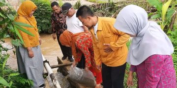 Dinas Perikanan Kab. Sukabumi Tebar Ribuan Bibit Ikan Nilem di Sungai Cipamatutan Bojonggenteng