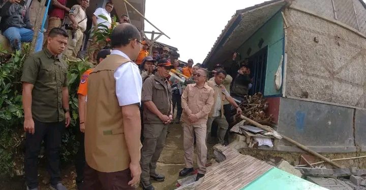 BNPB di Dampingi Wakbup Sukabumi, Tinjau Para Korban Bencana Pergerakan Tanah di Tegalkaso Bencoy