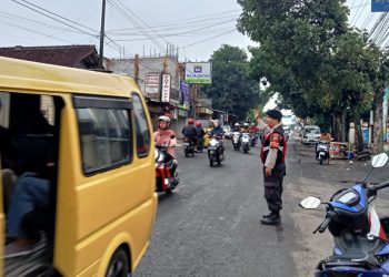 Anggota Polsek Lembursitu Laksanakan Pengaturan di Pagi Hari