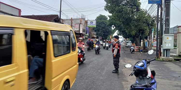 Anggota Polsek Lembursitu Laksanakan Pengaturan di Pagi Hari