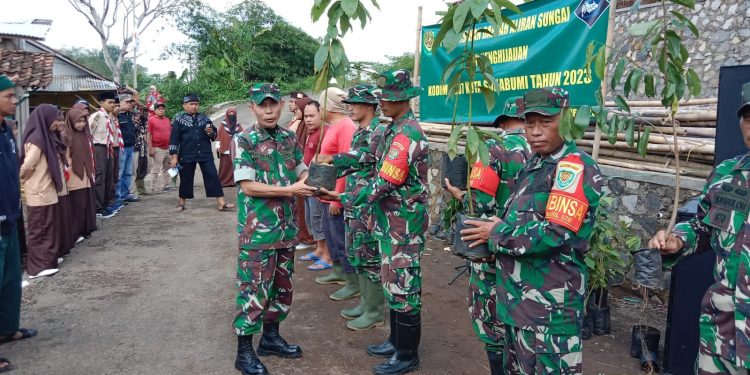 Kodim 0607/ Kota Sukabumi Hijaukan Bantaran Sungai Cimandiri