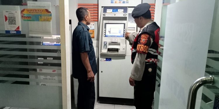 Pantau Dan Cek Mesin ATM oleh PS Kanit Samapta Polsek Lembursitu Polres Sukabumi Kota