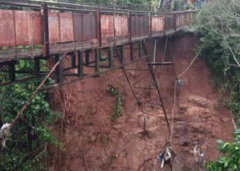 Jembatan Penghubung Dua Kampung Di Kecamatan Parungkuda Ditutup Akibat Longsor