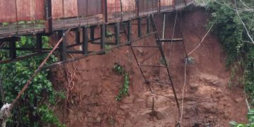 Jembatan Penghubung Dua Kampung Di Kecamatan Parungkuda Ditutup Akibat Longsor