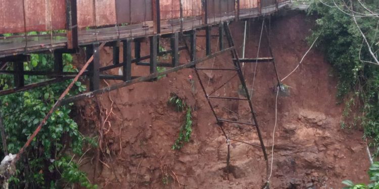 Jembatan Penghubung Dua Kampung Di Kecamatan Parungkuda Ditutup Akibat Longsor