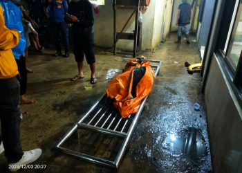 Bangunan Rumah Jatuh Ke Sungai, Seorang Lansia Tewas Tertimpa Reruntuhan