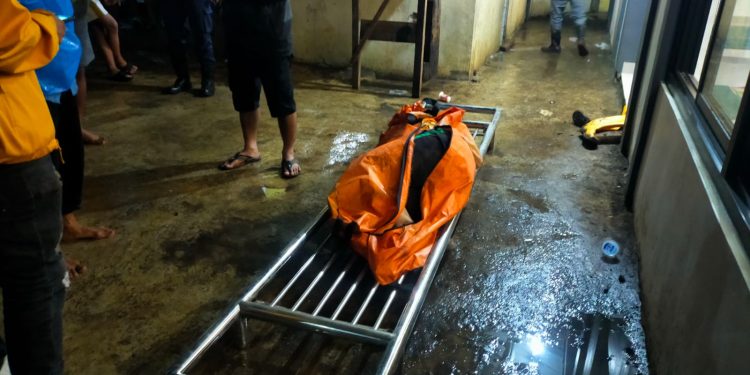 Bangunan Rumah Jatuh Ke Sungai, Seorang Lansia Tewas Tertimpa Reruntuhan