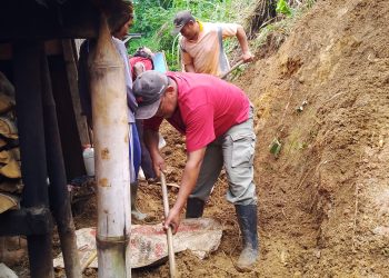 Longsor Menimpa Rumah Ehen Di Damarraja, Hari ini Warga Bersama Kades Bersihkan Material Longsor