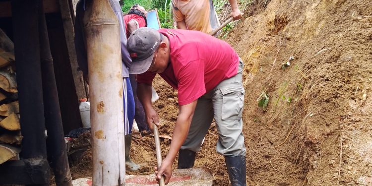 Longsor Menimpa Rumah Ehen Di Damarraja, Hari ini Warga Bersama Kades Bersihkan Material Longsor
