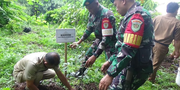 Kegiatan Bhakti TNI Peduli Lingkungan dengan Giat Penanaman Pohon