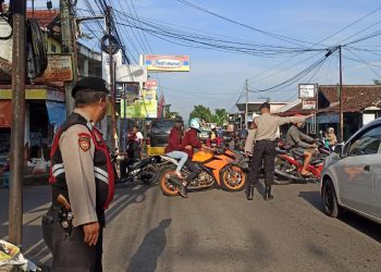 Ciptakan Kamseltibcarlantas, Polsek Lembursitu Gelar Pelayanan Rutin Gatur Pagi Hari