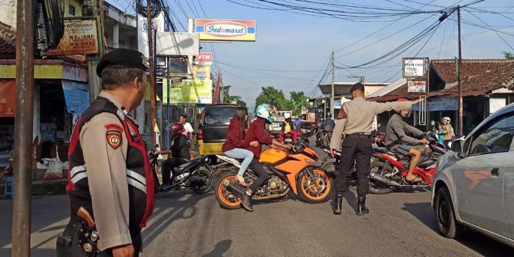 Ciptakan Kamseltibcarlantas, Polsek Lembursitu Gelar Pelayanan Rutin Gatur Pagi Hari