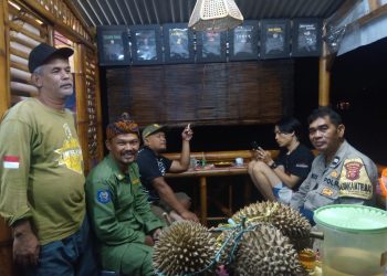 Sambangi Warga Malam Hari, Bhabinkamtibmas Ajak Warga Jaga Kamtibmas