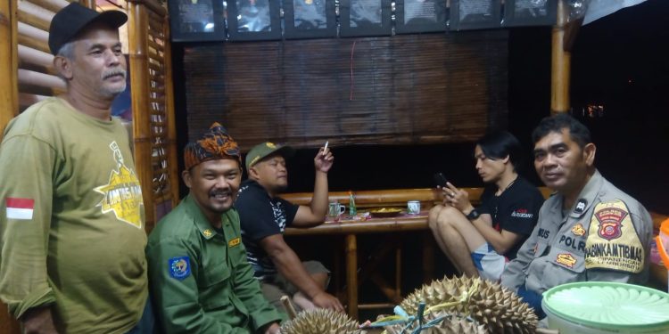 Sambangi Warga Malam Hari, Bhabinkamtibmas Ajak Warga Jaga Kamtibmas