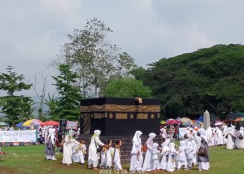 Sebanyak 3250 Anak-anak Riang Gembira Ikuti Manasik Haji Di Lapang Armed Sukabumi