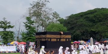 Sebanyak 3250 Anak-anak Riang Gembira Ikuti Manasik Haji Di Lapang Armed Sukabumi