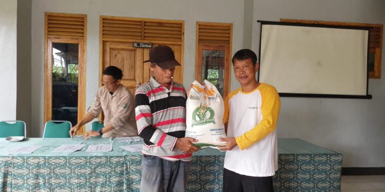 Desa Damarraja Bersama Bulog, Berikan Bantuan Beras Kepada 606 KPM