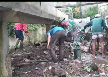 Antisipasi Banjir Anggota Koramil 0607-05/ Kecamatan Sukabumi Bersihkan Sungai
