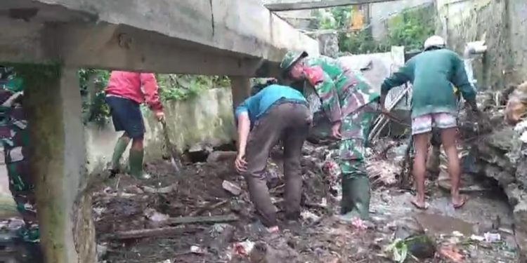 Antisipasi Banjir Anggota Koramil 0607-05/ Kecamatan Sukabumi Bersihkan Sungai