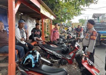 Sambangi Pangkalan Ojek, Patroli Unit Samapta Ingatkan Kelengkapan Dalam Berkendara Ranmor