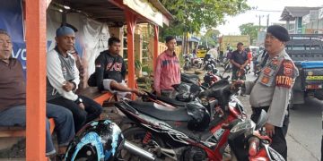 Sambangi Pangkalan Ojek, Patroli Unit Samapta Ingatkan Kelengkapan Dalam Berkendara Ranmor