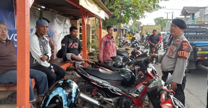 Sambangi Pangkalan Ojek, Patroli Unit Samapta Ingatkan Kelengkapan Dalam Berkendara Ranmor