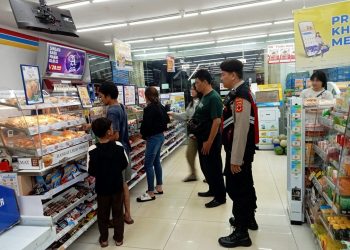 Pastikan Pertokoan Aman, Anggota Samapta Polsek Lembursitu Sambangi Indomaret/Alfamart