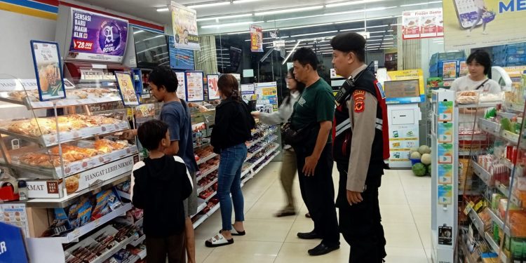 Pastikan Pertokoan Aman, Anggota Samapta Polsek Lembursitu Sambangi Indomaret/Alfamart