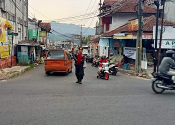 Bentuk Pelayanan Kepolisian Kepada Masyarakat, Personil Polsek Lembursotu Laksanakan Pengaturan Lalu lintas di Seputaran Simpang Merdeka