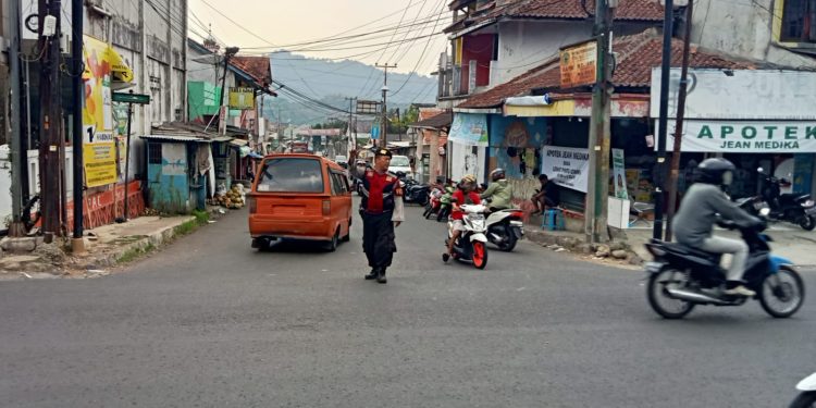 Bentuk Pelayanan Kepolisian Kepada Masyarakat, Personil Polsek Lembursotu Laksanakan Pengaturan Lalu lintas di Seputaran Simpang Merdeka