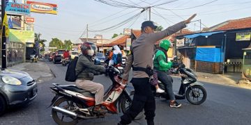 Berikan Pelayanan Prima Bhabinkamtibmas Polsek Lembursitu Rutin Gatur Pagi
