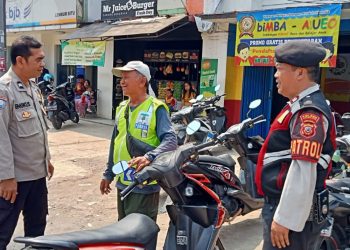 PS Kanit Samapta Dan Bhabinkamtibmas Polsek Lembursitu Berikan Pesan Kamtibmas Kepada Juru Parkir
