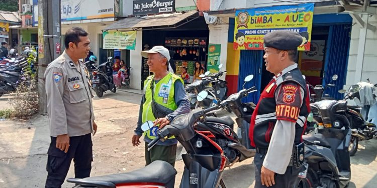 PS Kanit Samapta Dan Bhabinkamtibmas Polsek Lembursitu Berikan Pesan Kamtibmas Kepada Juru Parkir