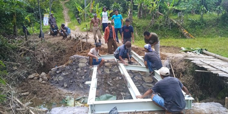 40 Tahun Tidak Tersentuh Pembangunan, Jembatan Penghubung Dua Kampung Di Desa Damarraja Kini Dibangun