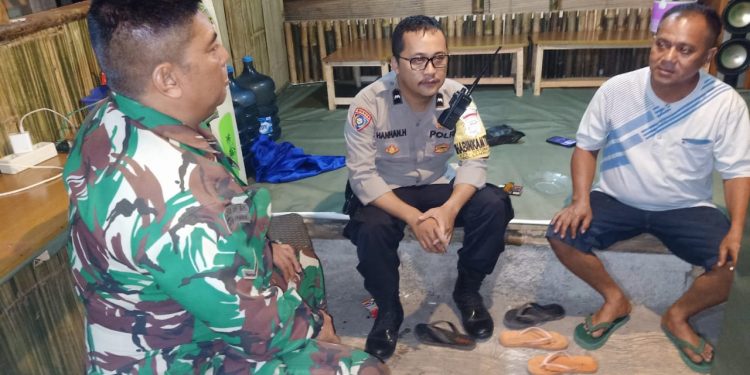 Sinergitas TNI POLRI, Bhabinkamtibmas Polsek Lembursitu dan Babinsa Sambang Rutin ke Warga di Wilayah Binaannya