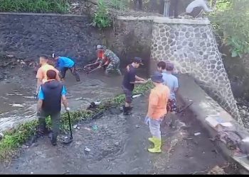 Koramil 0607-03/ Baros Lakukan Mitigasi Aliran Sungai Cisuda