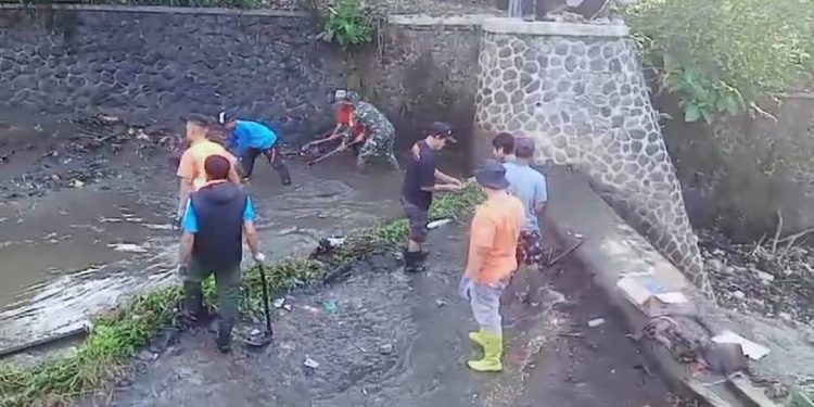 Koramil 0607-03/ Baros Lakukan Mitigasi Aliran Sungai Cisuda