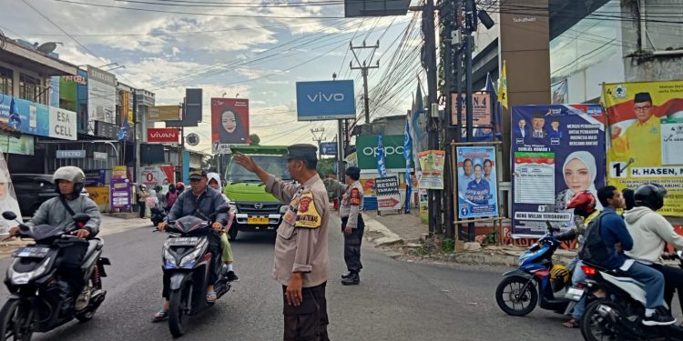 Personel Polsek Lembursitu Laksanakan Gatur Pagi, Guna Melancarkan Bagi Pengguna Jalan