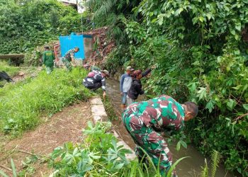 Babinsa Koramil 0607-7/Warudoyong Mengadakan Pembersihan Sampah di Aliran Parit bersama Warga