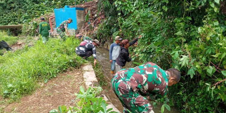 Babinsa Koramil 0607-7/Warudoyong Mengadakan Pembersihan Sampah di Aliran Parit bersama Warga