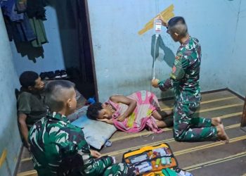 Lewati Sungai Dan Rawa, Satgas Yonif 310/KK Ambil Resiko Demi Obati Warga