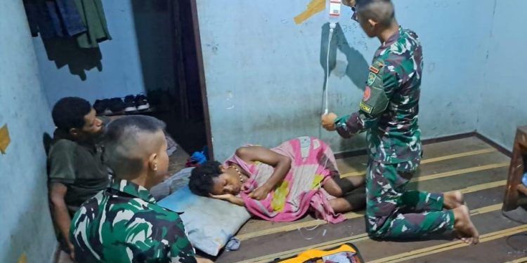 Lewati Sungai Dan Rawa, Satgas Yonif 310/KK Ambil Resiko Demi Obati Warga