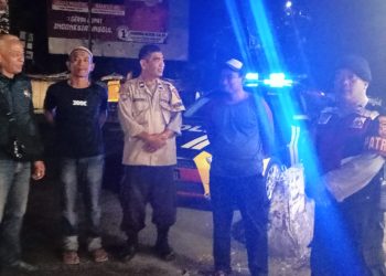 PS Kanit Samapta dan Bhabinkamtibmas Laksanakan Patroli Dialogis Antisipasi Gangguan Keamanan Di Malam Hari