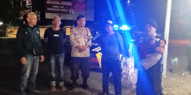 PS Kanit Samapta dan Bhabinkamtibmas Laksanakan Patroli Dialogis Antisipasi Gangguan Keamanan Di Malam Hari