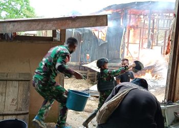 Satgas Yonif 310/KK Selamatkan Sulaeman Qumur Dari Amukan Si Jago Merah