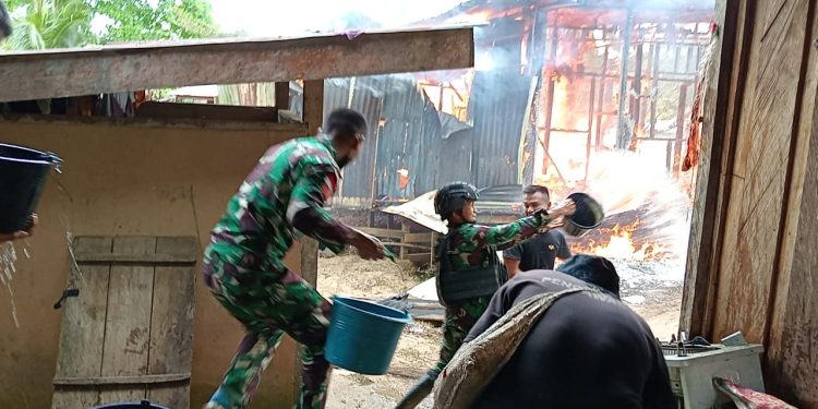 Satgas Yonif 310/KK Selamatkan Sulaeman Qumur Dari Amukan Si Jago Merah